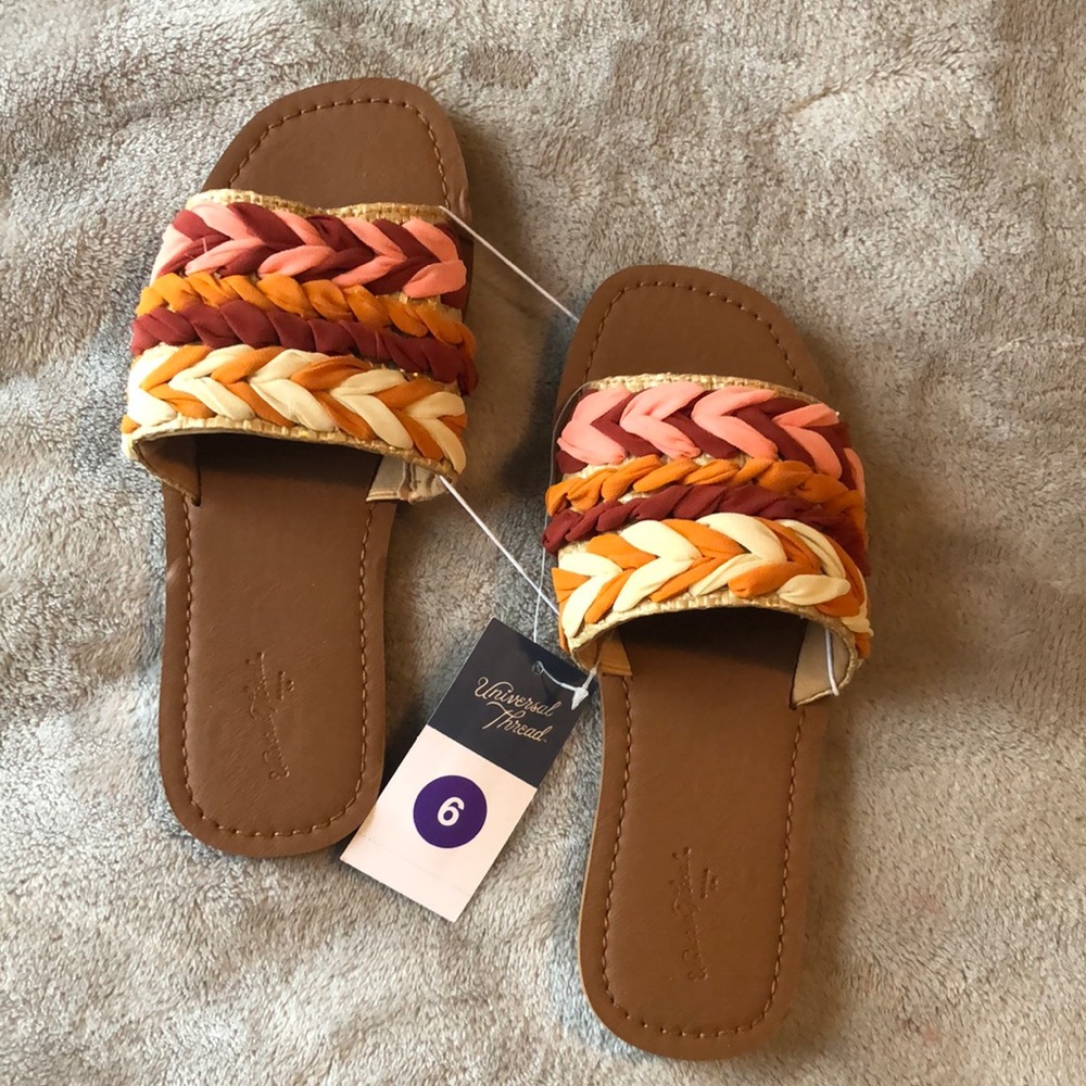 Universal Thread women Size 6 Sandals